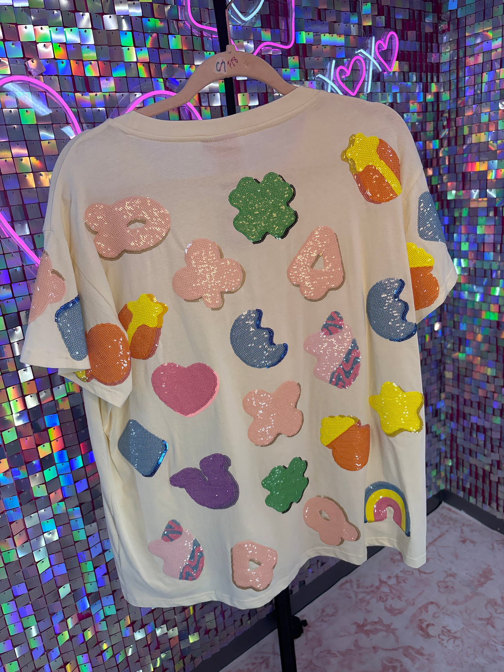 Queen of Sparkles QOS NWOT Cream Lucky Charms Tee L