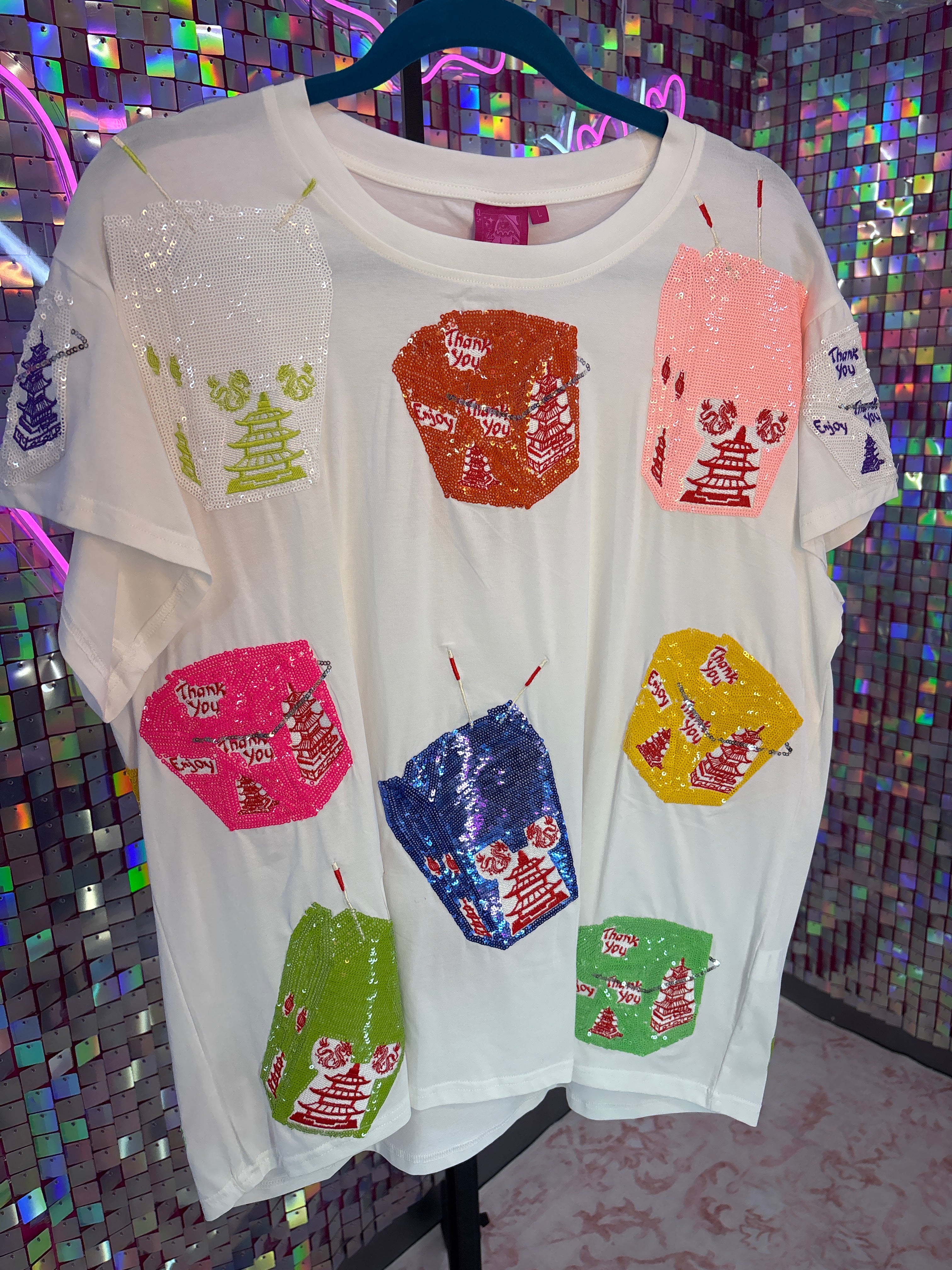 Queen of Sparkles QOS EUC White Chinese Takeout Tee L