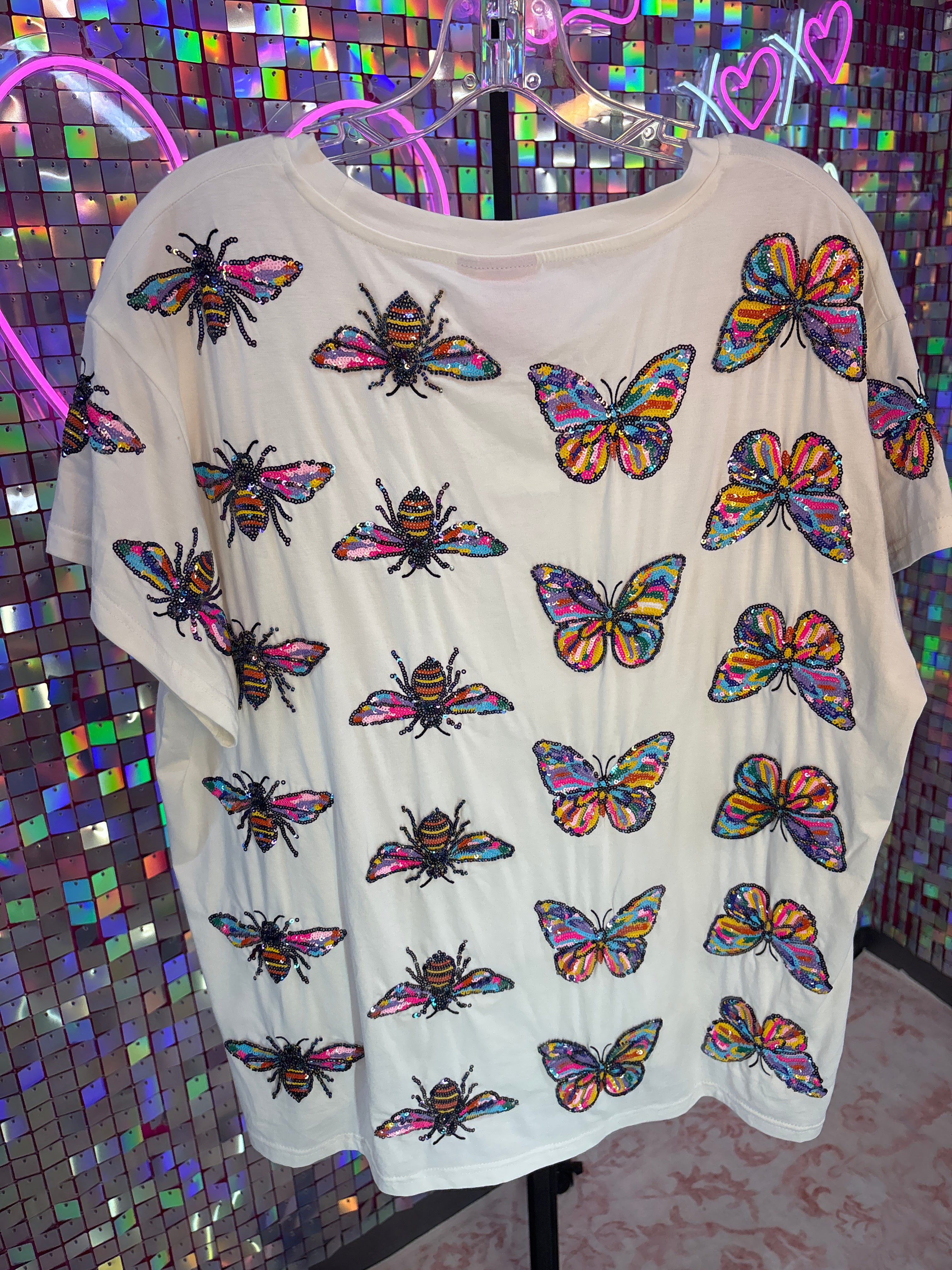 Queen of Sparkles QOS EUC White Butterfly and Bee Tee L