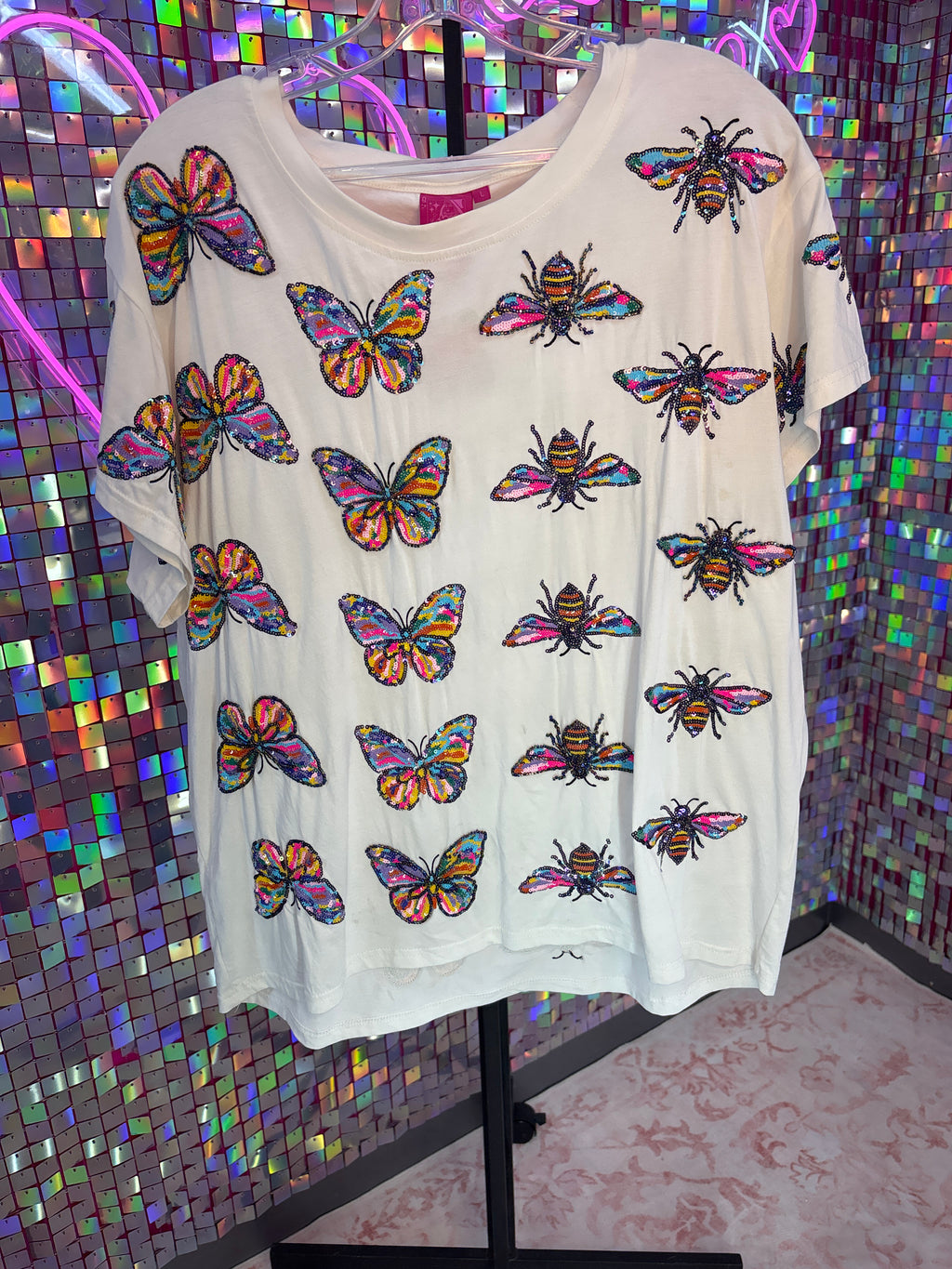 Queen of Sparkles QOS EUC White Butterfly and Bee Tee L