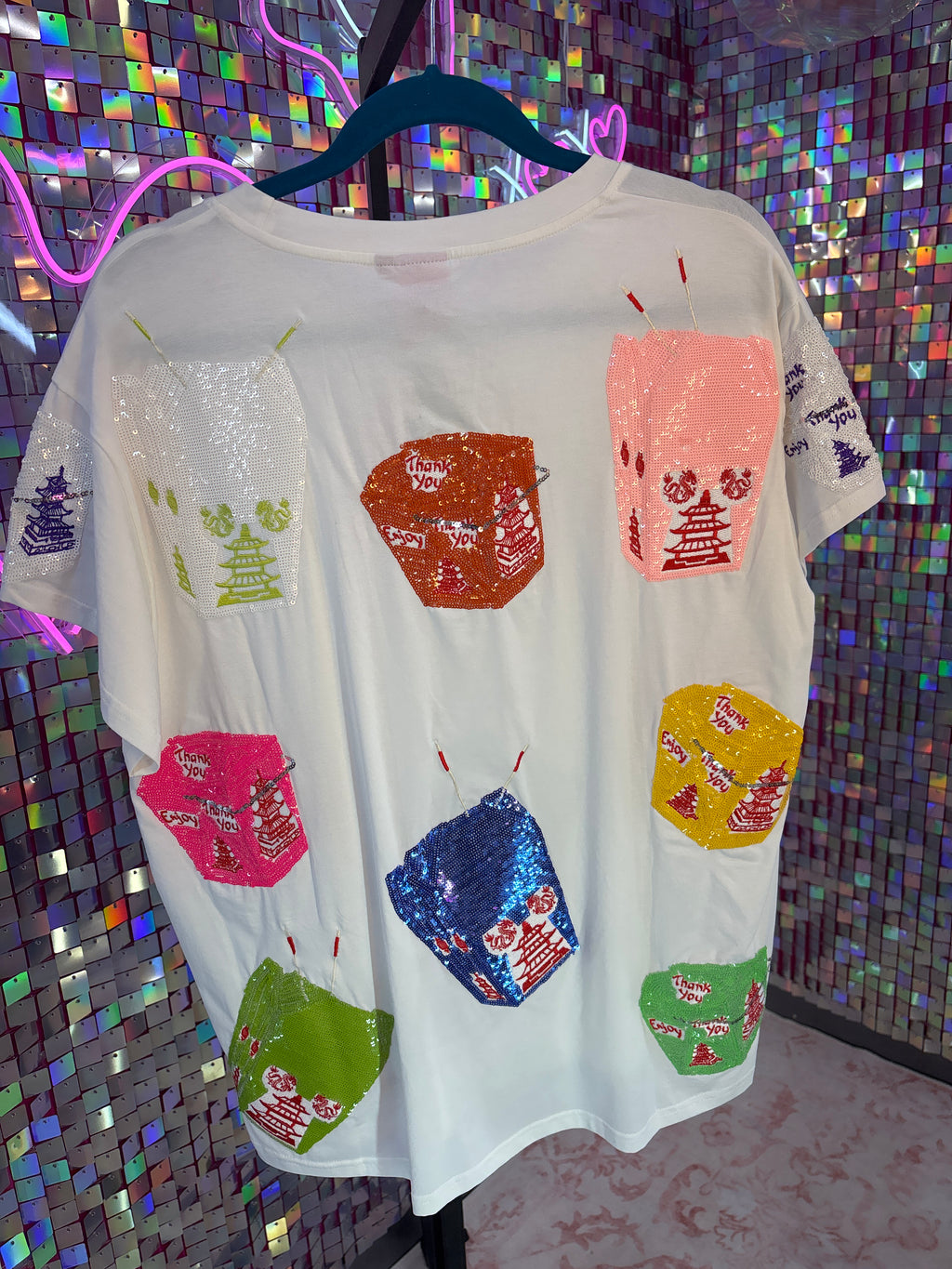 Queen of Sparkles QOS EUC White Chinese Takeout Tee L