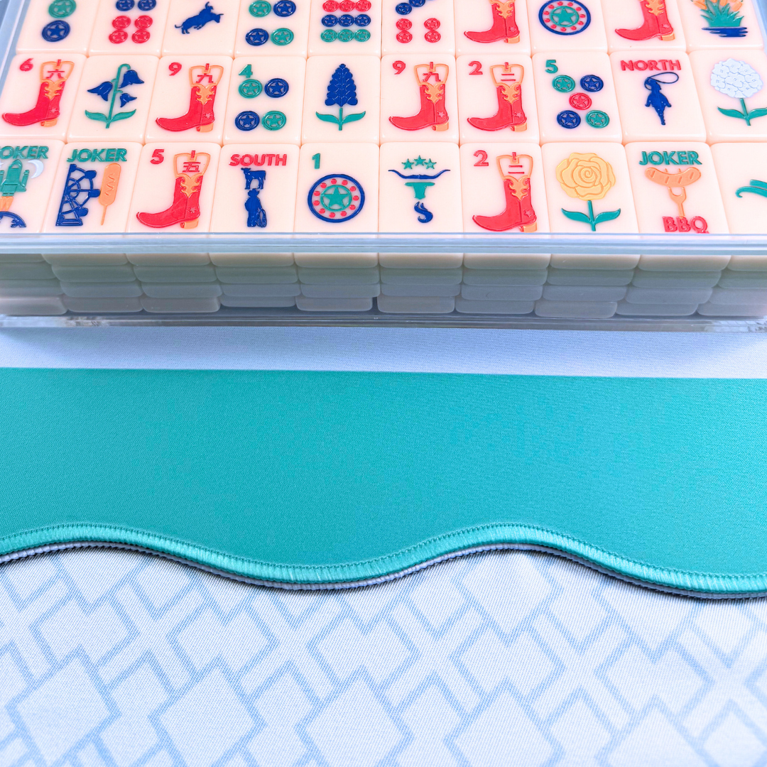 My Fair Mahjong MAHJONG MAT  |  Color Wave  |  31" x 31": Pink Center- Blue Scallop